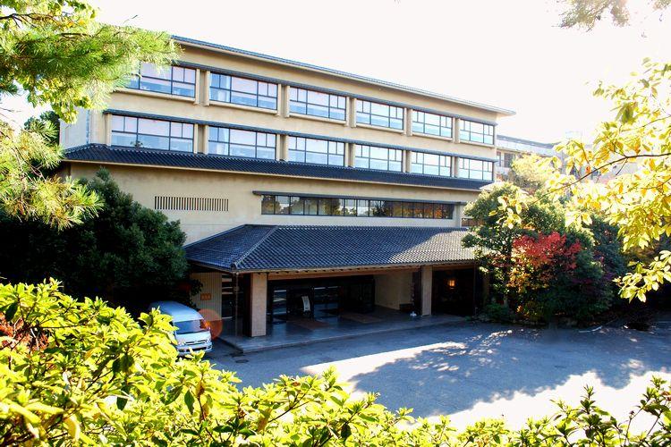■みどりの宿　萬松閣　山代温泉の高台に位置する「緑の自然豊かな天然温泉の宿」
