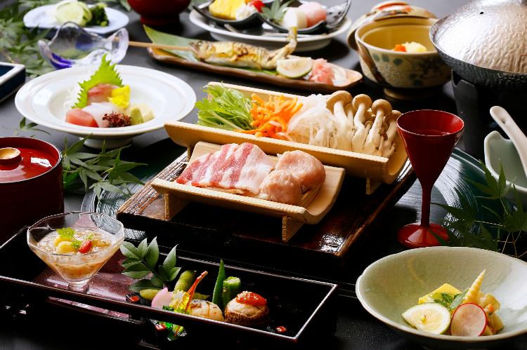 花房御膳　旬の食材を使用した和食会席膳。
