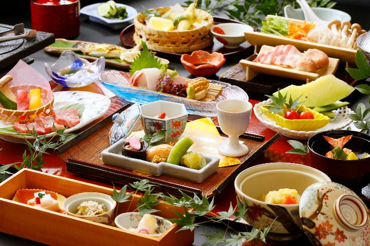みやま御膳　鹿児島県産和牛の桜島溶岩プレート焼きなど地の食材にこだわった懐石料理。