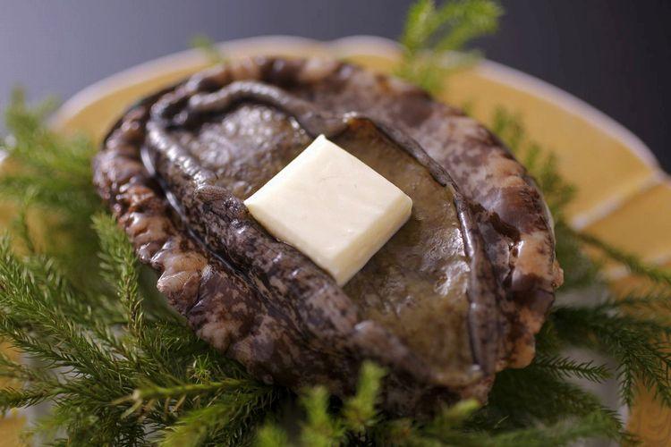 ■【活鮑の踊り焼き】活き鮑を丸ごと蒸し焼に！磯の香が口中に広がり、柔らかくて美味　お食事イメージ
