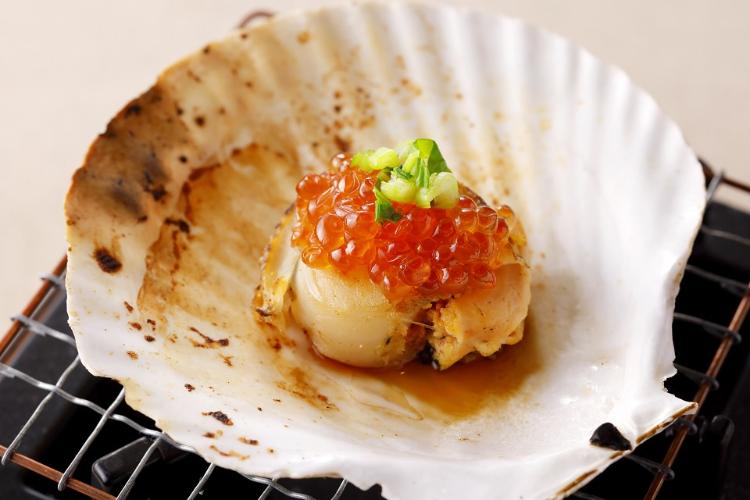 北海道産のぷりぷりホタテを目の前で焼き上げ