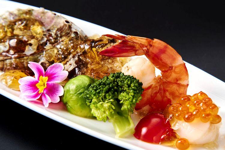■【デラックス会席】前菜7種、お造り5種、海鮮、のど黒、和牛。デラックスな料理がずらり！　お食事イメージ