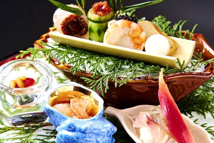 ■【デラックス会席】前菜7種、お造り5種、海鮮、のど黒、和牛。デラックスな料理がずらり！　お食事イメージ