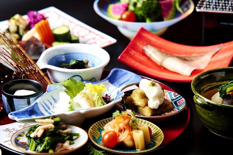 ■【九谷朝食イメージ】九谷焼の里・山代温泉の思い出に、九谷焼の器を使った彩の朝食　お食事イメージ