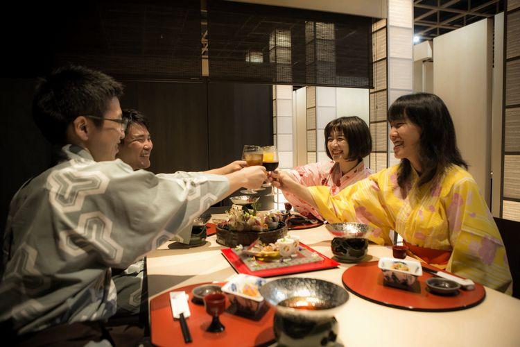 ■【宴の刻　〜えんのこく〜】モノトーンと和風モダンの融合が楽しい雰囲気。お食事会場の一例