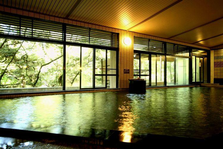 【大浴場　男性用イメージ】温泉の効能を余すところなく感じて下さい。加水・加温は一切行なわず源泉を注いでおります。