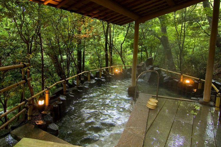 【露天風呂　男性用イメージ】温泉の効能を余すところなく感じて下さい。加水・加温は一切行なわず源泉を注いでおります。