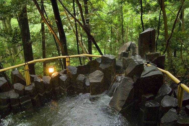 【露天風呂　男性用イメージ】温泉の効能を余すところなく感じて下さい。加水・加温は一切行なわず源泉を注いでおります。