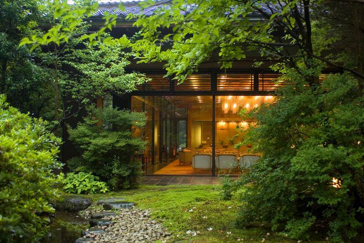 ■【ロビーラウンジ花邑】美しい緑に包まれ森林浴の一時を。営業時間／7:30〜10:00、15:00〜18:00