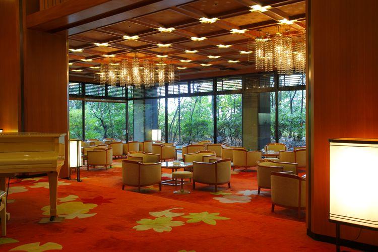 ■【ロビーラウンジ花邑】美しい緑に包まれ森林浴の一時を。営業時間／7:30〜10:00、15:00〜18:00