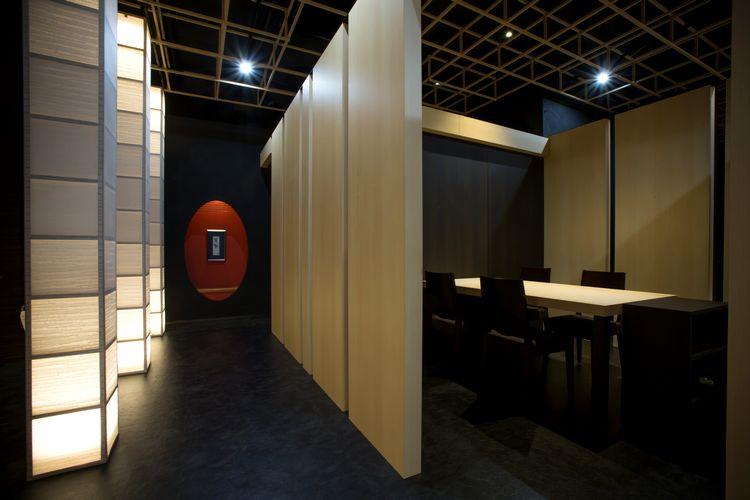 【お食事会場イメージ】■【宴の刻　〜えんのこく〜】モノトーンと和風モダンの融合が楽しい雰囲気。お食事会場の一例