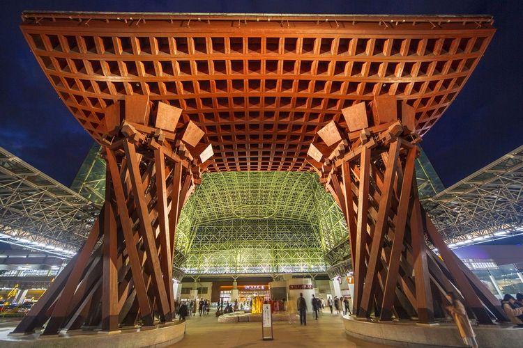 【金沢の観光スポット】■【JR北陸本線・金沢駅・鼓門】※当館から車で約６０分、新幹線で約３０分程です。