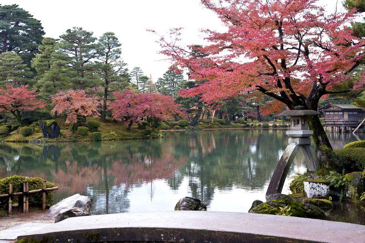 【金沢の観光スポット】■【秋の兼六園・ことじ灯篭】※石川県の有名観光スポット。紅葉が美しい。当館から車で約６０分程です