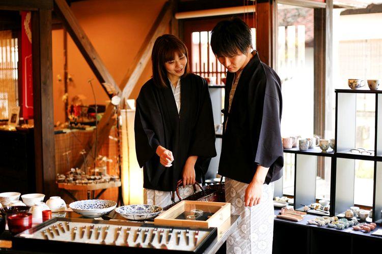 【山代温泉の観光スポット】■【はづちを楽堂】山代温泉古総湯前にある交流施設。お洒落な九谷焼などの展示、販売も行っています。