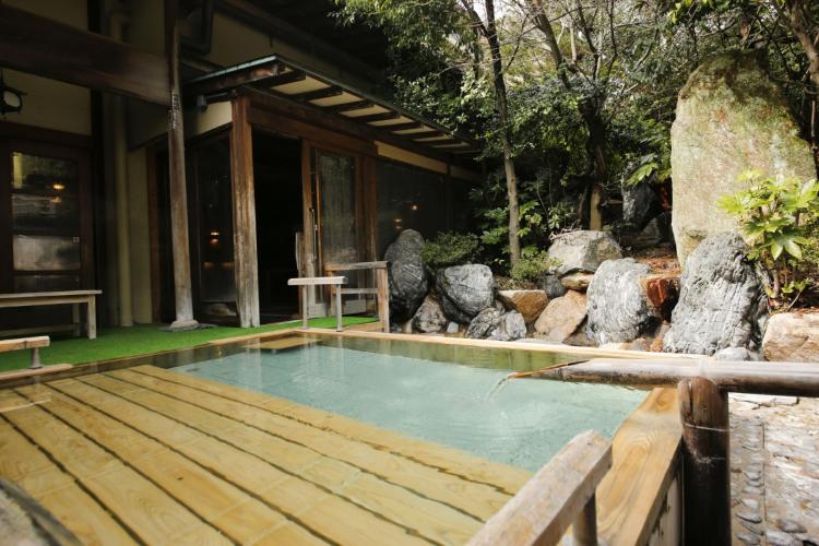 ◆仁者の湯◆湯船の一部が浅く、寝そべることができます。