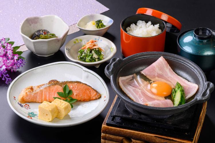 【朝食】日替わり陶板　ベーコンエッグ