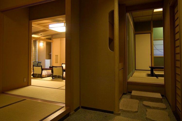 【天然温泉100％　半露天風呂付き客室　祥山4F】客室の一例