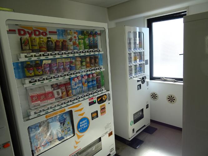 館内にはジュール類、酒類の自動販売機を設置しております。