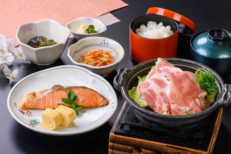 【朝食】日替わり陶板和膳◆三重豚ロース