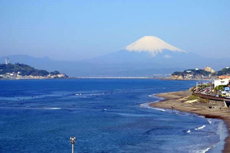 江の島から見る富士山