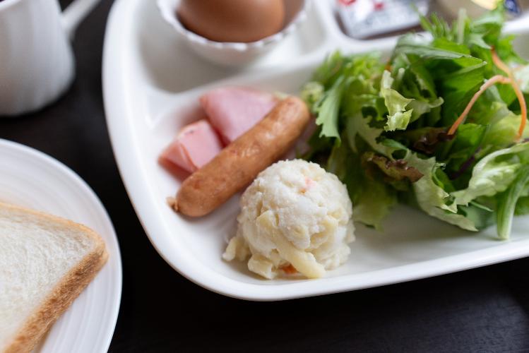 【朝食】ソーセージ、ハム、ポテトサラダ