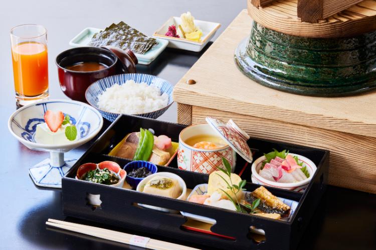 【ご朝食】四季を彩る至高の日本料理「吉翠亭」自慢の朝食膳。