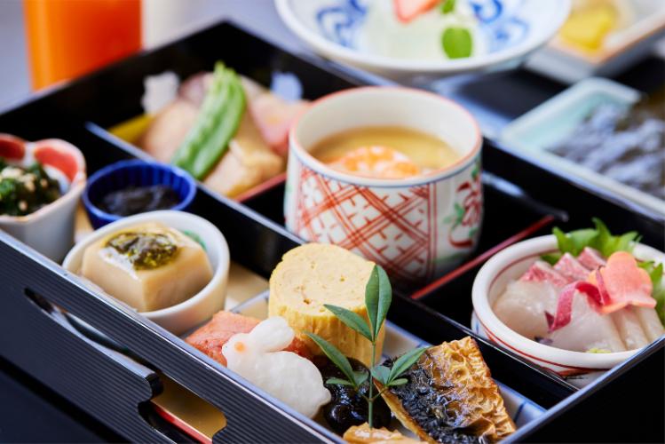 【ご朝食】四季を彩る至高の日本料理「吉翠亭」自慢の朝食膳。