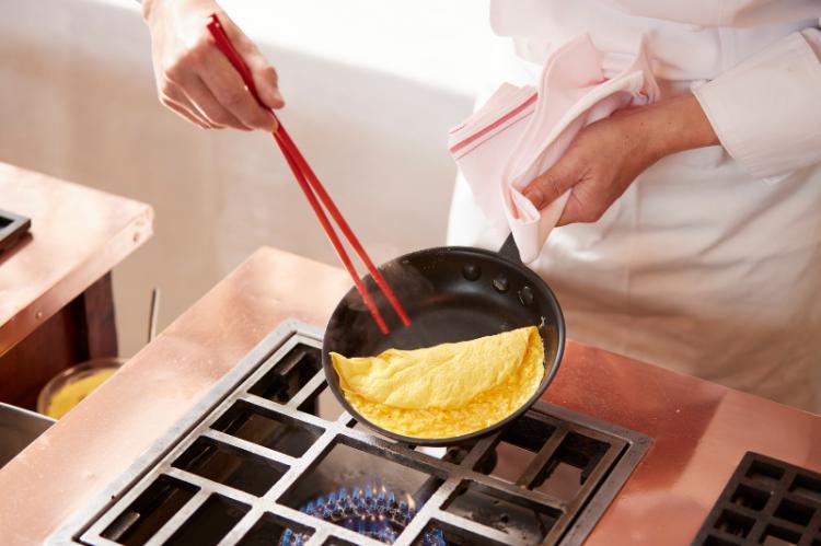 【ご朝食】シェフがお客様の目の前で作るオムレツ。