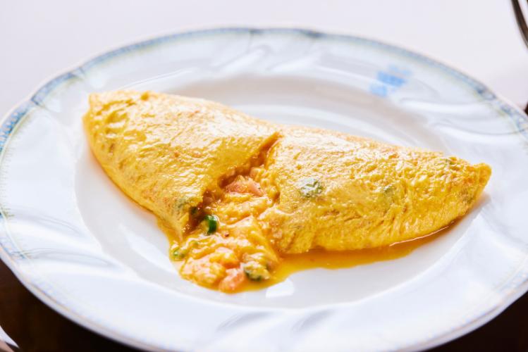 【ご朝食】トッピングを選んでオリジナルオムレツをお楽しみください。