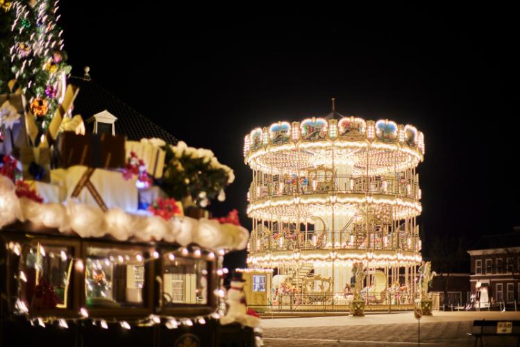 夜のクリスマスタウンとスカイカルーセルの組み合わせは圧巻のきらめき ※昨年の様子