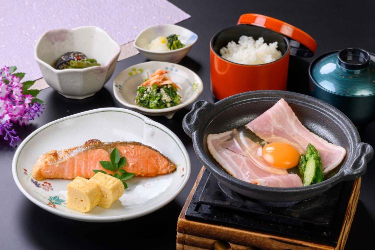 【朝食】日替わり陶板和膳◆ベーコンエッグ