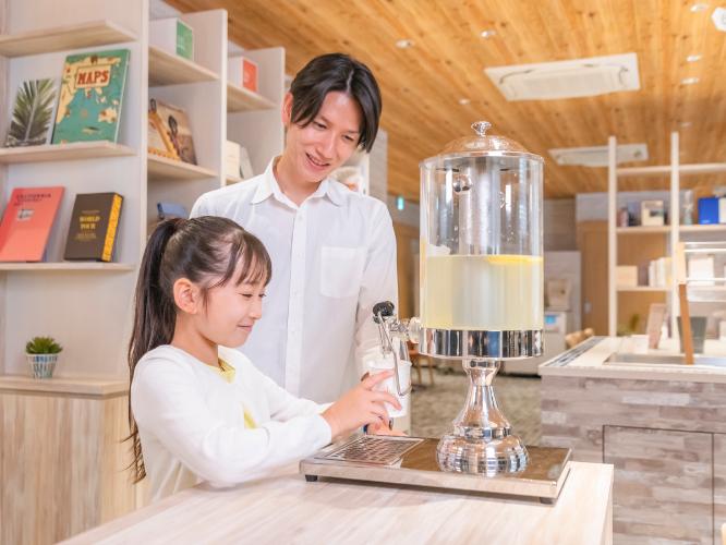 ×【ウェルカムドリンクイメージ】レモン風味のリフレッシュメントウォーターで気分もすっきり。