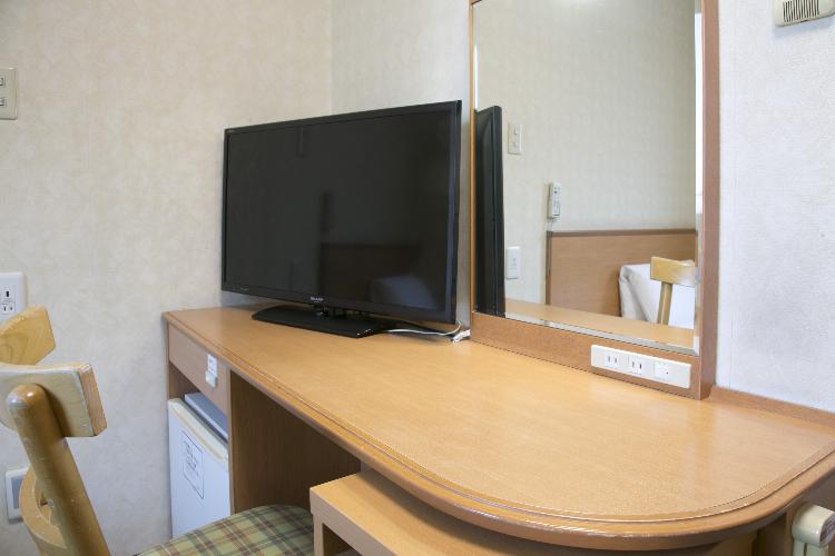 シンプルで機能的なお部屋です　デスクにはコンセントもあります