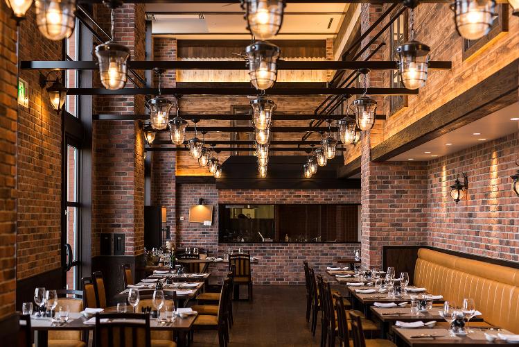 【レッド＆ブラックステーキハウス】アーリーアメリカンをイメージしたウッディで温かい店内。