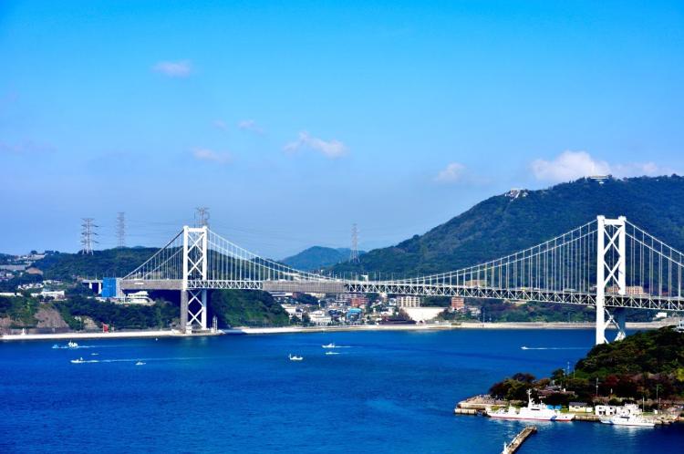 山口県下関市と北九州市門司区を結ぶ全長1.068mの吊り橋
