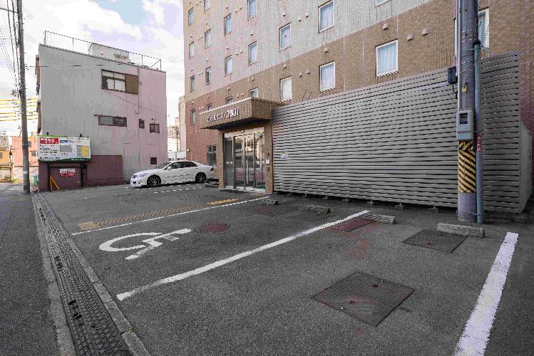 【駐車場】有料駐車場ございます。（満車の場合、駅前パーキングをご案内しております。）