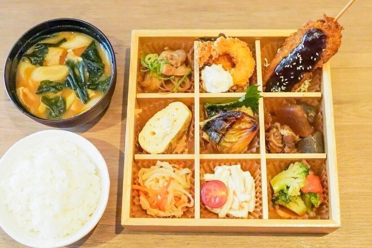 【朝食】9種の小鉢和食