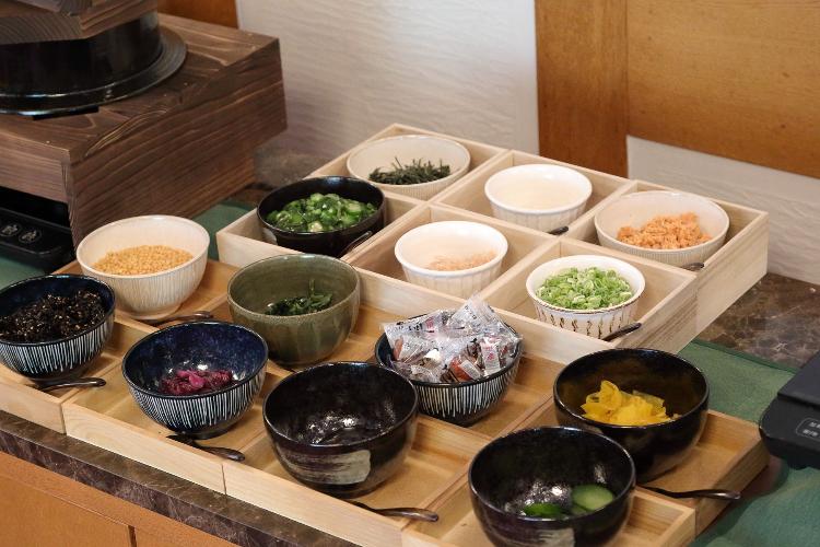 様々なトッピングが楽しめる出汁茶漬け