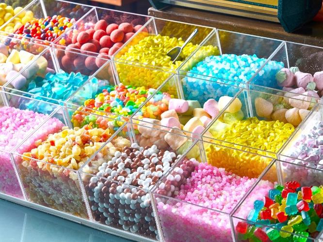 【ご宿泊者専用ラウンジ】ウェルカムラウンジにはカラフルなお菓子たち。