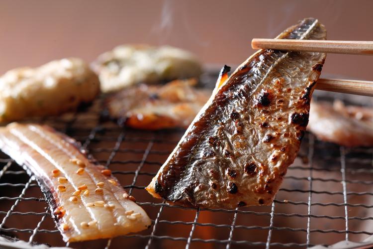 香ばしい薫りがしたら食べごろ。干物と練り物の炙り焼き食べ放題（朝食イメージ）