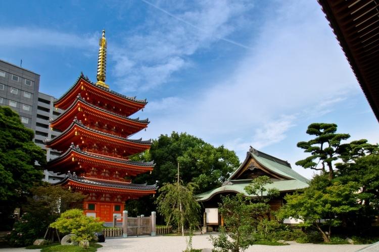 東長寺（公共交通機関16分、または徒歩18分）