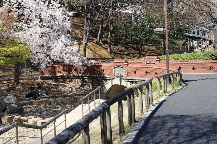 「清水坂公園」のびのび遊べるこの公園は、小さなお子様連れなら間違いなくオススメスポットです。