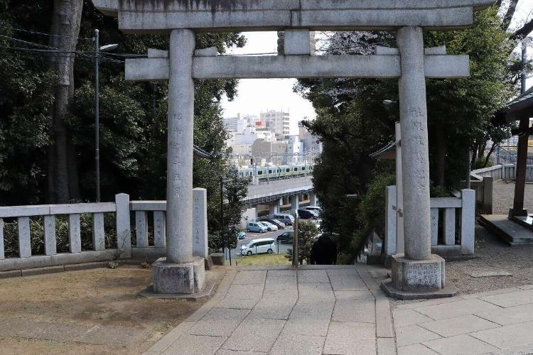 「赤羽八幡神社」の奥の鳥居からはJR線を眺めることができます。