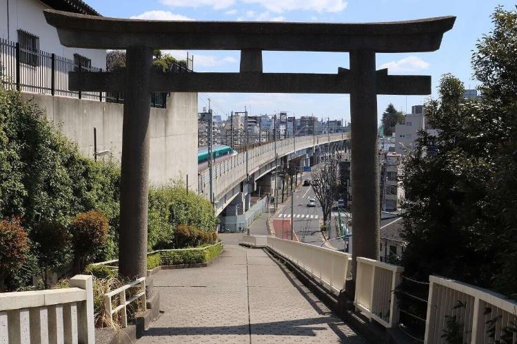 「赤羽八幡神社」入り口の鳥居からは新幹線が見えます。鉄道好きはぜひ撮影を狙ってみてください！