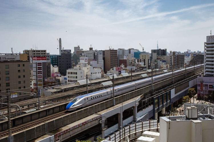 【周辺】高層階の一部客室限定で、線路を眼下に眺めることが出来ます。（一例）