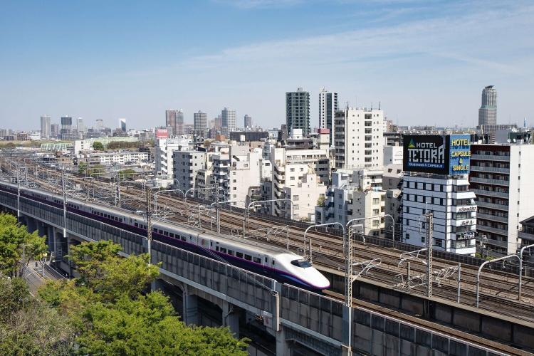 【周辺】高層階の一部客室限定で、線路を眼下に眺めることが出来ます。（一例）