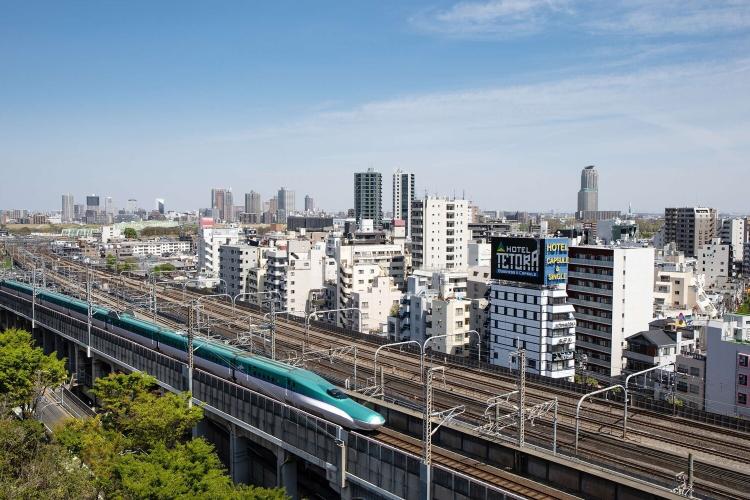 【周辺】高層階の一部客室限定で、線路を眼下に眺めることが出来ます。（一例）