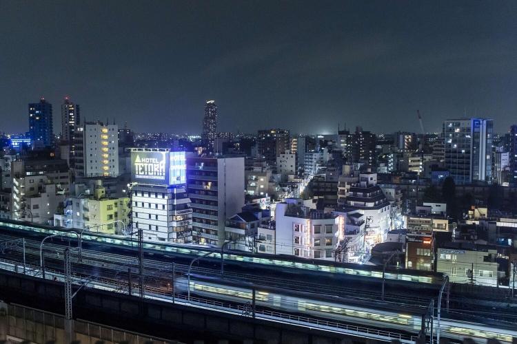 【周辺】高層階の一部客室限定で、線路を眼下に眺めることが出来ます。（一例）