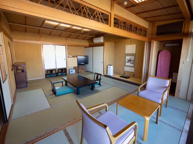 和室12.5畳〜月見台テラス【源泉かけ流し露天風呂】／落ち着いた和室。