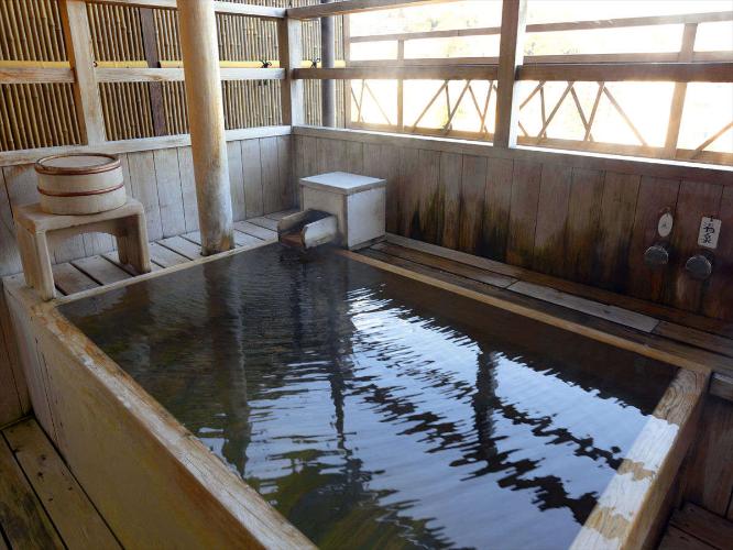 和室12.5畳〜月見台テラス／お部屋のお風呂からは美しい景色をお楽しみいただけます。※イメージです。